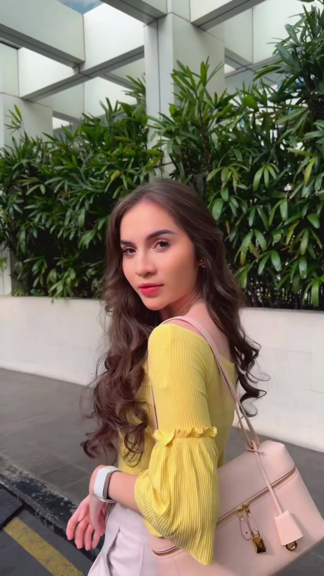 TikTok post by @elinajrg for Sunsilk. Caption reads: Penemuan terbaik, sunsilk multivitamin hair....