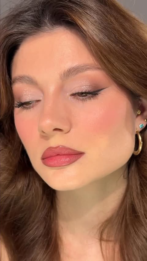 Instagram post by @erinsengul for Bobbi Brown Cosmetics. Caption reads: Klasik glam makyaj vazgeçilmezdir 💗 Kullandığım....