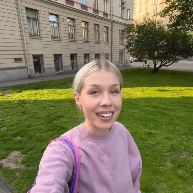 Instagram post by @roosarahkonen for Hinge. Caption reads: Mainos @hinge 

Jos ei heilaa helluntaina niin ei....