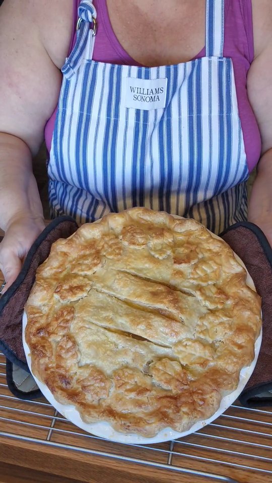 Instagram post by @afarmgirlskitchen for Williams Sonoma. Caption reads: APPLE PIE 🍎🍏 📌(SAVE this recipe!)

Our favorite....