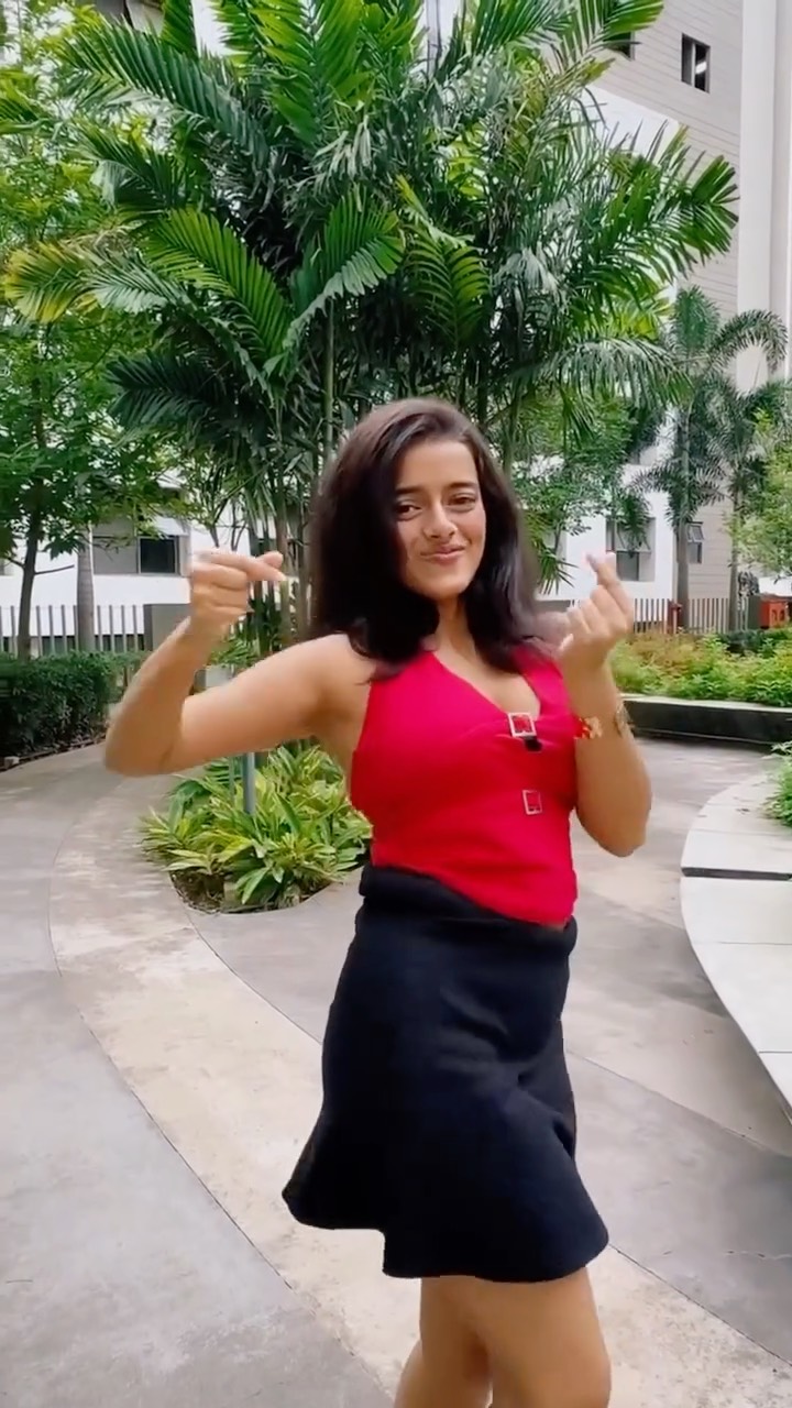 Instagram post by @the_esha_sharma for Bingo! Snacks. Caption reads: Caught a vibe and couldn’t let it slide 💃
Now....