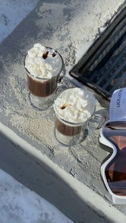 Instagram post by @iremsulun for Moon Boot. Caption reads: ☃️☕️❄️🤍 #reklam #grwm #kesfetteyim #skiday.