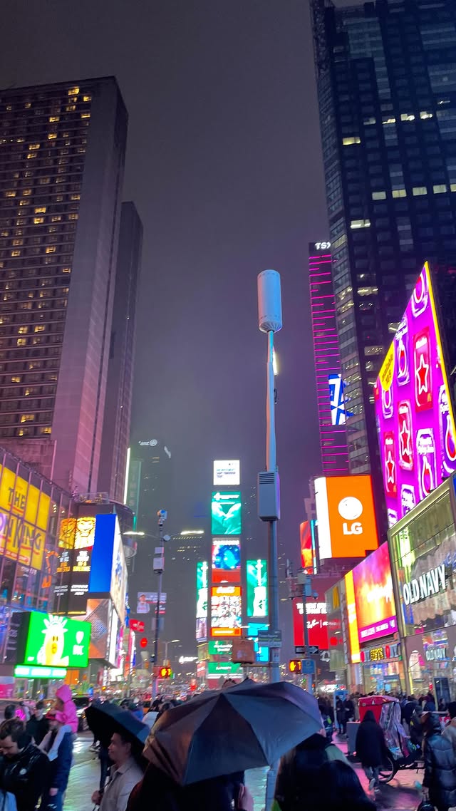 Instagram post by @_gemma_puddu_ for Secret NYC. Caption reads: POV: sei a New York a Natale 🎄🎅🏻🇺🇸🗽✨🔔🎊....