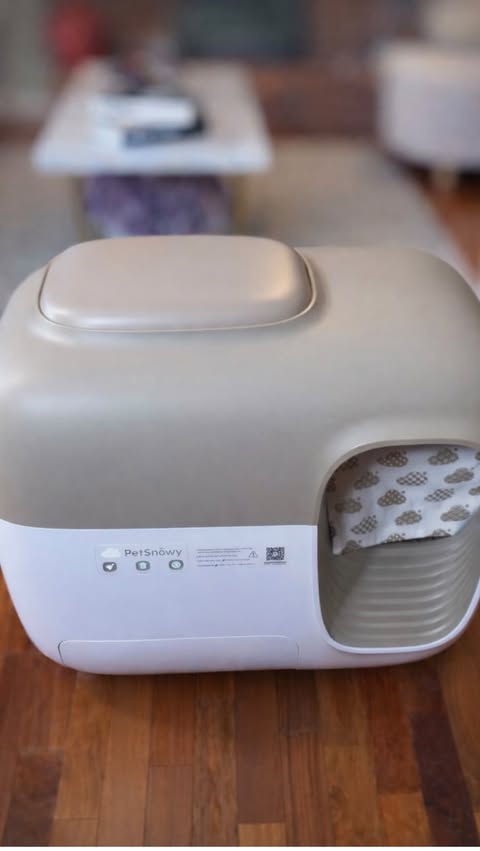 Instagram post by @daisy.diarys for PetSnowy. Caption reads: 💕💕💕💕So happy with the PetSnowy Self-Cleaning....