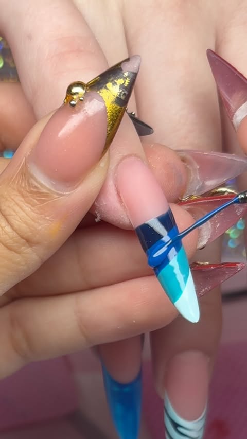 Instagram post by @nailedbydache for VBeautyPure. Caption reads: [...] XL set took me over 5 hours 😀
-
acrylic....