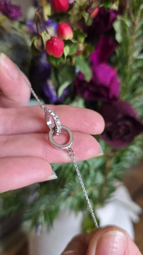 Instagram post by @mama_2_lola_priya for Abbott Lyon. Caption reads: [...] in every detail

Every piece of @abbottlyon....