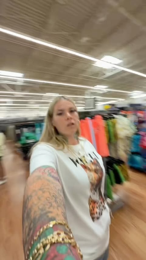 Instagram post by @itsmamacookie for Thrive Market. Caption reads: [...] #mamacookie #walmart #dollartree....