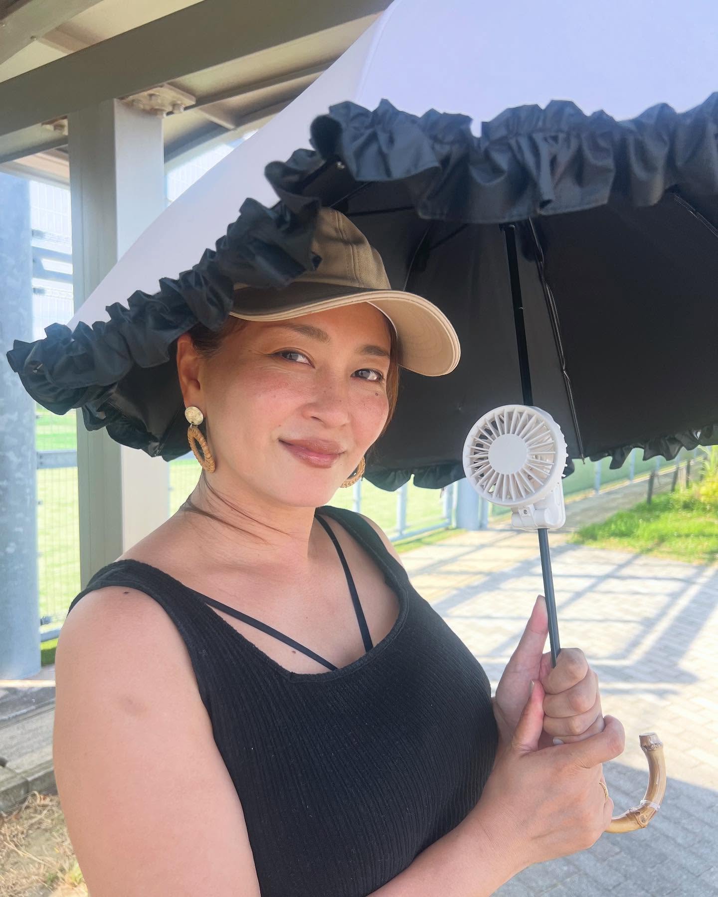 Instagram post by @sumiphotogram for Cicibella. Caption reads: 日傘に付けられるハンディファン手に入れましたよ✋

荷物多い私にとってはありがたいです😄

手持ち....