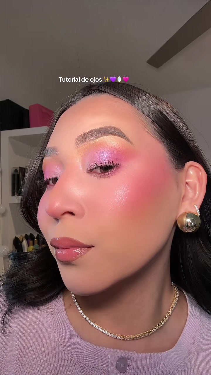 TikTok post by @merlyyynns for DUcare Beauty. Caption reads: Tutorial de ojos ✨💜🪞 @DUcare beauty....