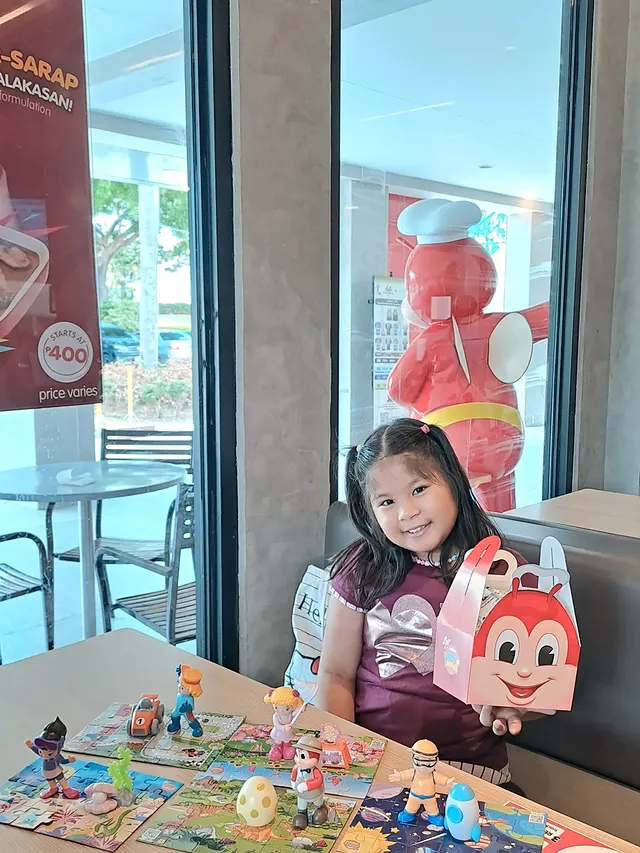 Instagram post by @mamaearharts for Jollibee. Caption reads: We love to explore the New #JollibeeKidsMeal Toy -....