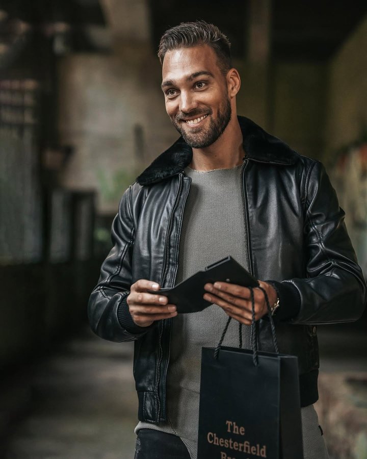 Instagram post by @kjeldnuis for The Chesterfield Brand. Caption reads: GIVEAWAYYYY🎅🏻 🎄
 
In samenwerking met....