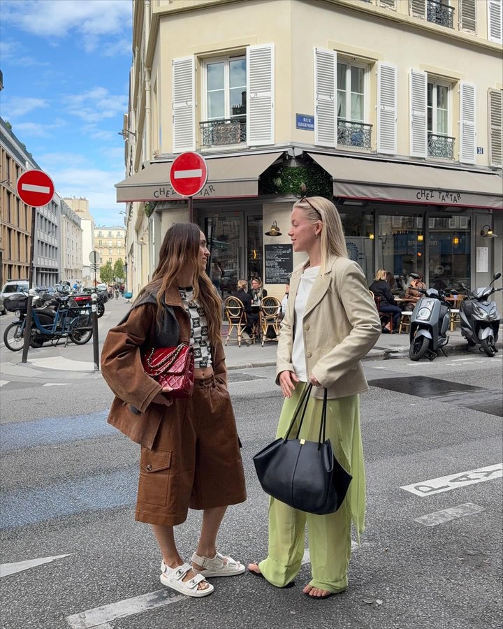 Instagram post by @emmelymoraitis for Baum und Pferdgarten. Caption reads: Emmely (og Caro) in Paris 🍀 annonce tags.