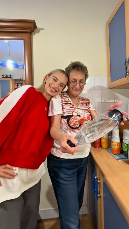 Instagram post by @zsigmond_angii for SodaStream. Caption reads: #reklám - SodaStream üdítő Mamával❤️🫧
•
•
•
•
•....