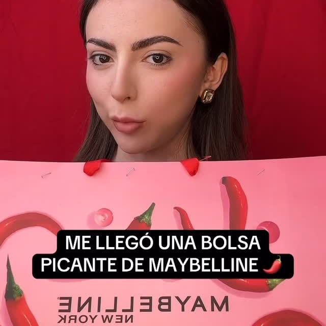Instagram post by @cande.copello for Maybelline New York. Caption reads: Me llegó una bolsa picantita de @maybelline....