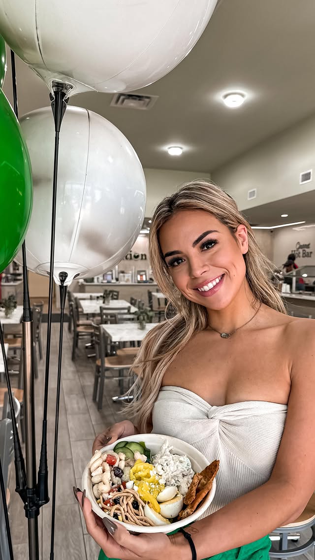 Instagram post by @victoriacastillo____ for Salad Station. Caption reads: Salad station makes meal prepping easy 😋
What’s....