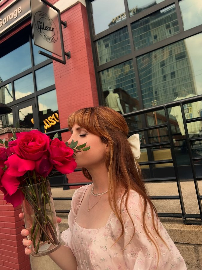 Instagram post by @sydneyquiseng for Gibson. Caption reads: [...] IN NASHVILLE ❤️‍🔥

thank you....