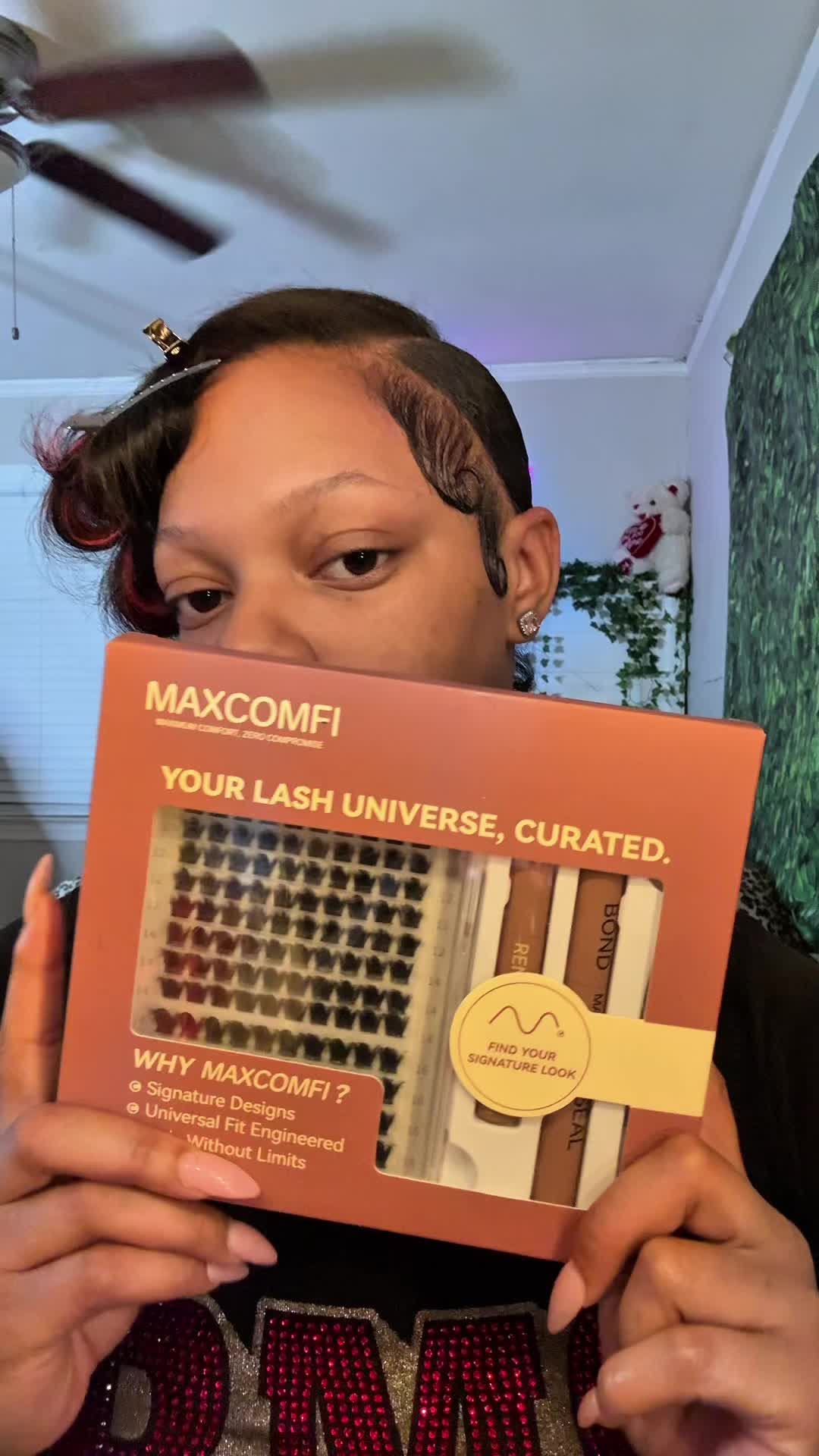 TikTok post by @bigglinds for MaxComfi Lashes. Caption reads: [...] I don’t have to stack them!!! 8/10 @MaxComfi....