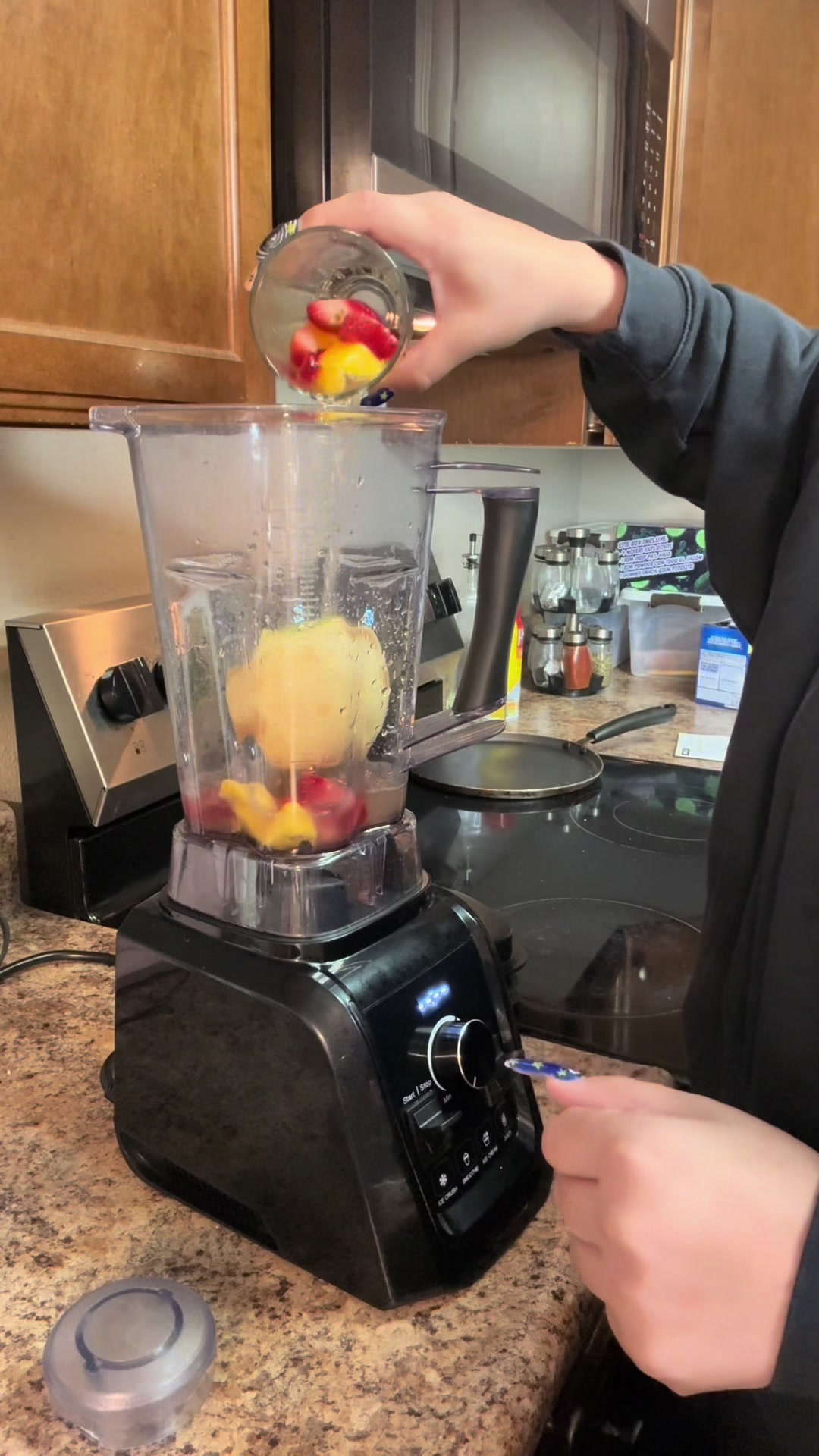 TikTok post by @damabeabee for SUSTEAS. Caption reads: [...] #TikTokShopCyberMonday #susteas  @SUSTEAS....