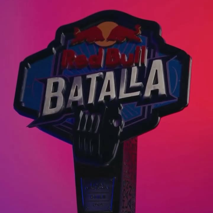 Instagram post by @redbullcl for BURGER KING. Caption reads: Este es el trofeo que todos quieren levantar 🏆....