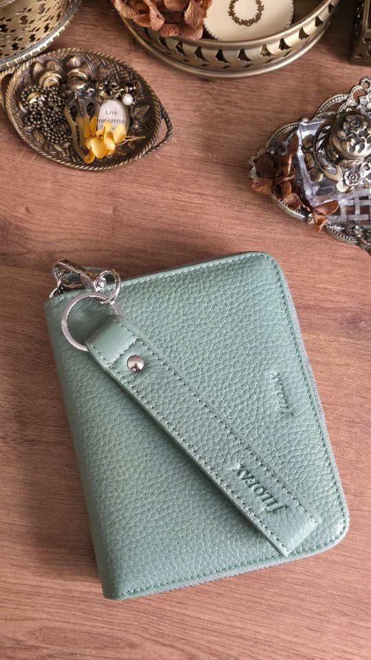 Instagram post by @makingmemorieswithale for Filofax. Caption reads: ✨️Unboxing Filofax Norfolk Pocket Zip✨️

The sound....