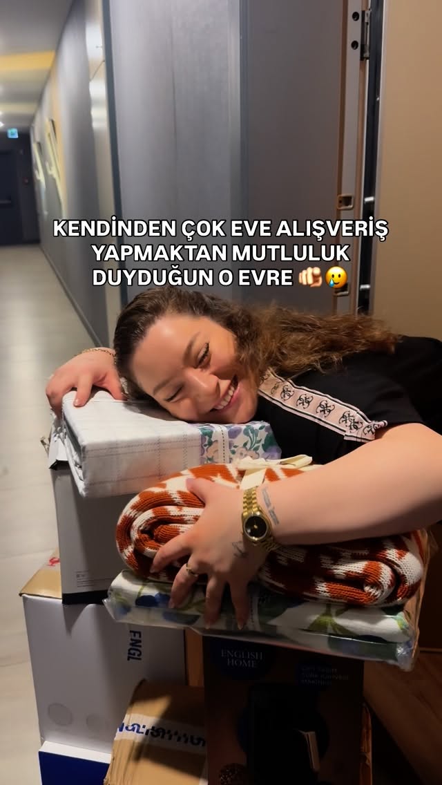 Instagram post by @betizmmm for English Home. Caption reads: “Bir evi ev yapan detaylardır… ve Englishome’da o....