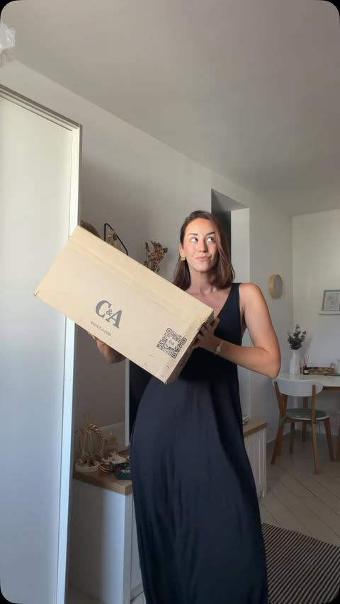 Instagram post by @katesusic for C&A. Caption reads: [...] outfit vam je bolji? ☺️ #madeforreallife @ca.