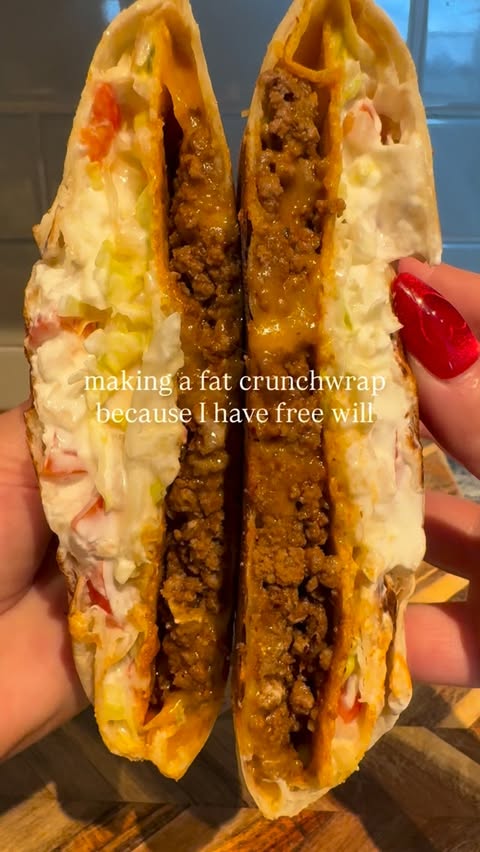 Instagram post by @the.blonde.foodie for Dan-O's Seasoning. Caption reads: [...] 💖 I made my ground beef with a....