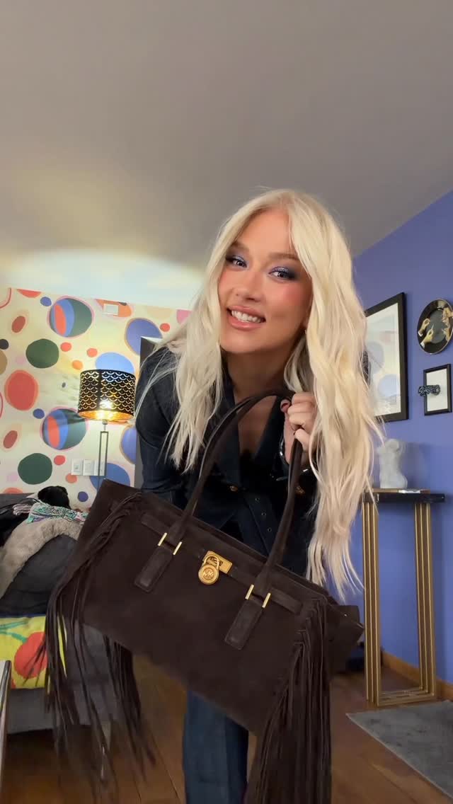 Instagram post by @vestalugg for Michael Kors. Caption reads: quizás la cartera Hamilton es color Salsa pero no....