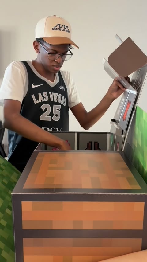 Instagram post by @theloganpereira for Minecraft. Caption reads: [...] with another unboxing 😆 gifted by....
