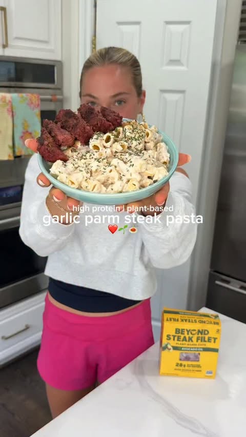 Instagram post by @_proteinprincesss for Beyond Meat. Caption reads: Creamy Garlic Parmesan Beyond Steak Pasta🤎🍝 The....