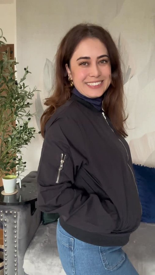 Instagram post by @den.ic.life for Zeagoo. Caption reads: Wrap yourself in holiday magic ✨
Link in bio....