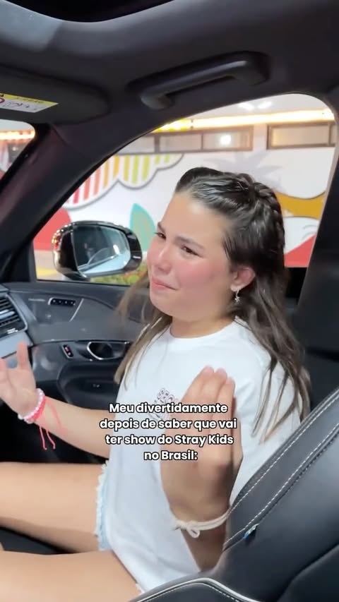 Instagram post by @sophiaeldoreal for Rock in Rio. Caption reads: Alguém se identifica? Me chama, @rockinrio 👀😅💜.