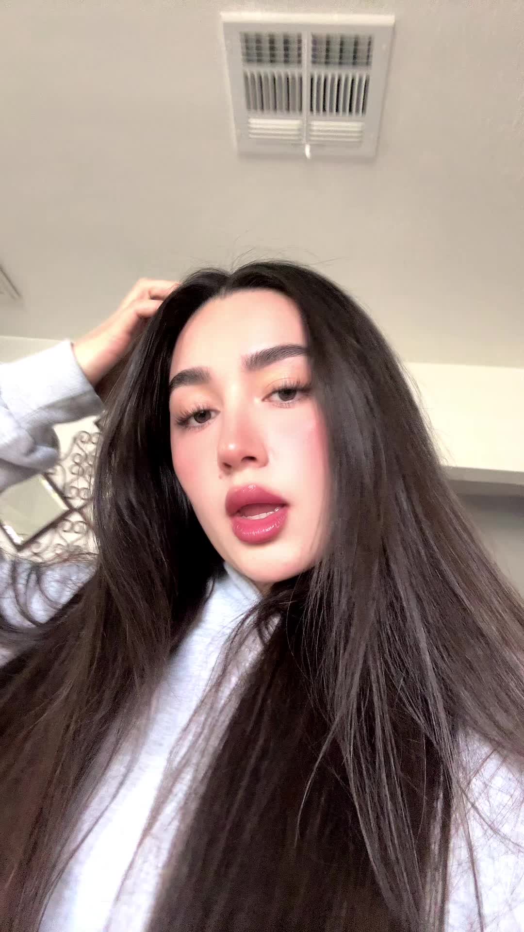 TikTok post by @vanessadivanis for Automet. Caption reads: @AUTOMET #oversized #hoodie #oversize #viral [...].