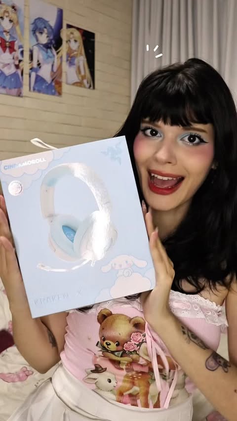 Instagram post by @lovecherrybella for Razer. Caption reads: Ele é incrível! 🤍 #RazerCinnamoroll #gifted.