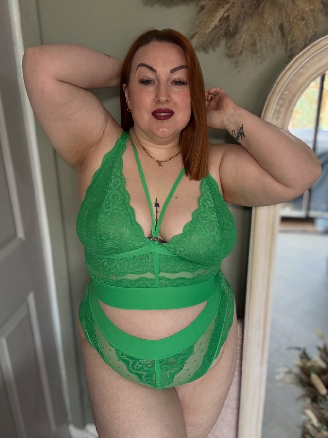 Instagram post by @curvy_crazy_cute for Tutti Rouge. Caption reads: It’s giving the best poison ivy vibes 😍😍

It’s....