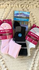Instagram post by @chevoneco for Dr. Motion. Caption reads: Cold feet while working? #AD Dr. Motion liner....