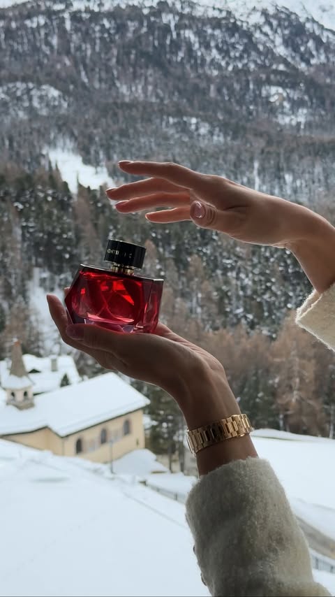 Instagram post by @sarajaelez for Montblanc. Caption reads: [...] a simple tribute to everyday opulence.....