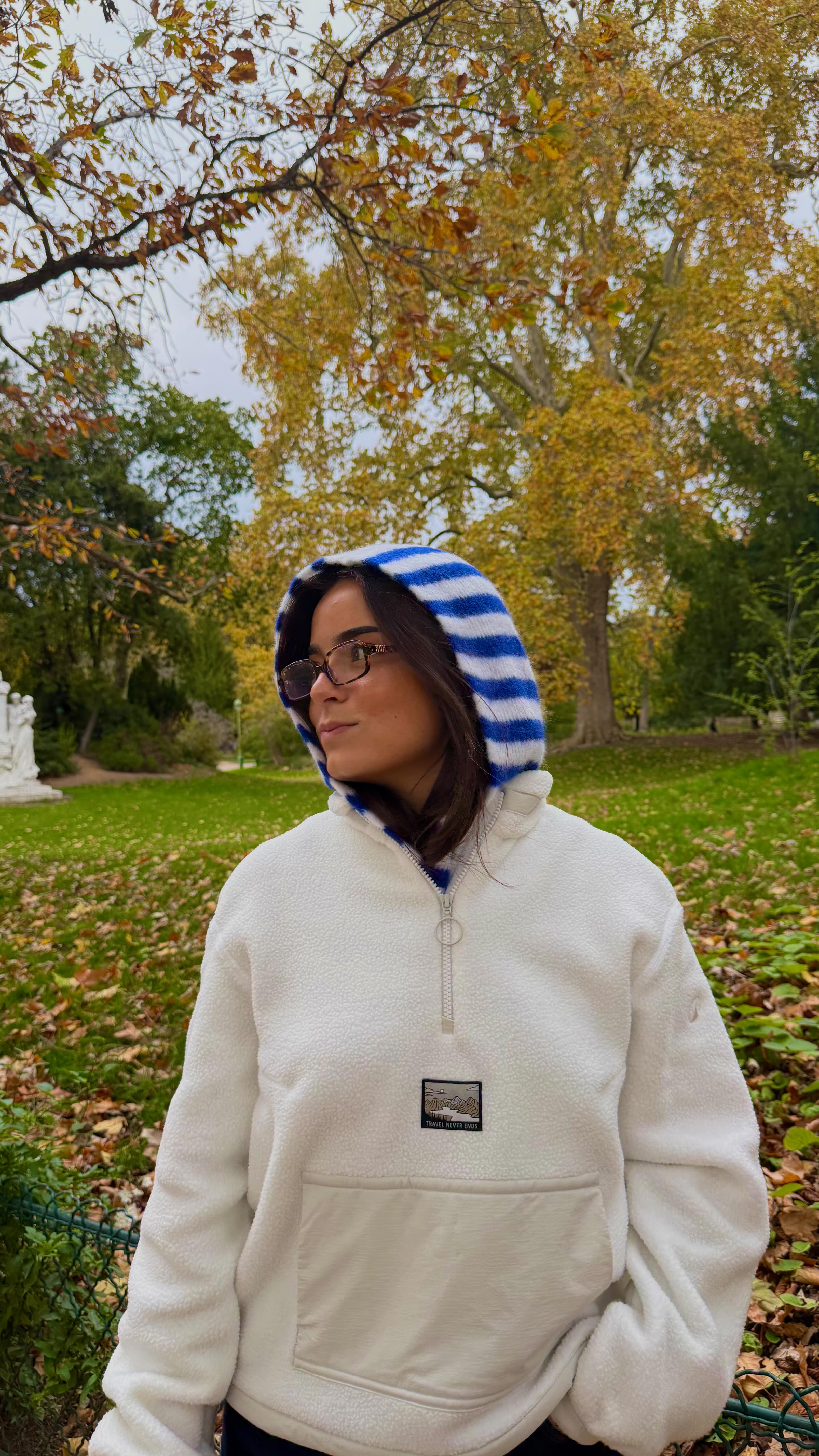 Instagram post by @julieferrat for Decathlon. Caption reads: outfit of the day avec ma polaire @quechua de chez....