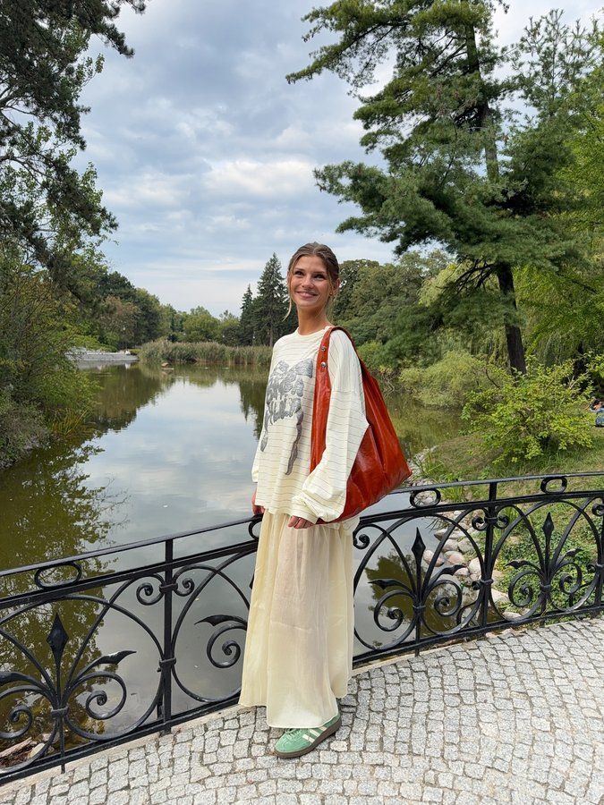 Instagram post by @gajewskazosia for BIMBA Y LOLA. Caption reads: rodzice i @bimbaylola in townn🌼 

[reklama].