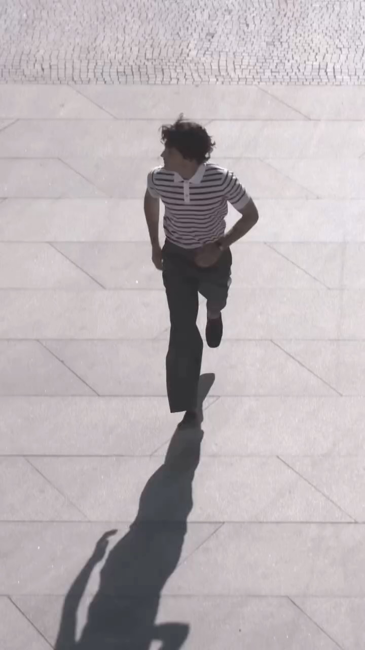 Instagram post by @alexsezdemora for Druni. Caption reads: VIVO - a fearless statement to the future....