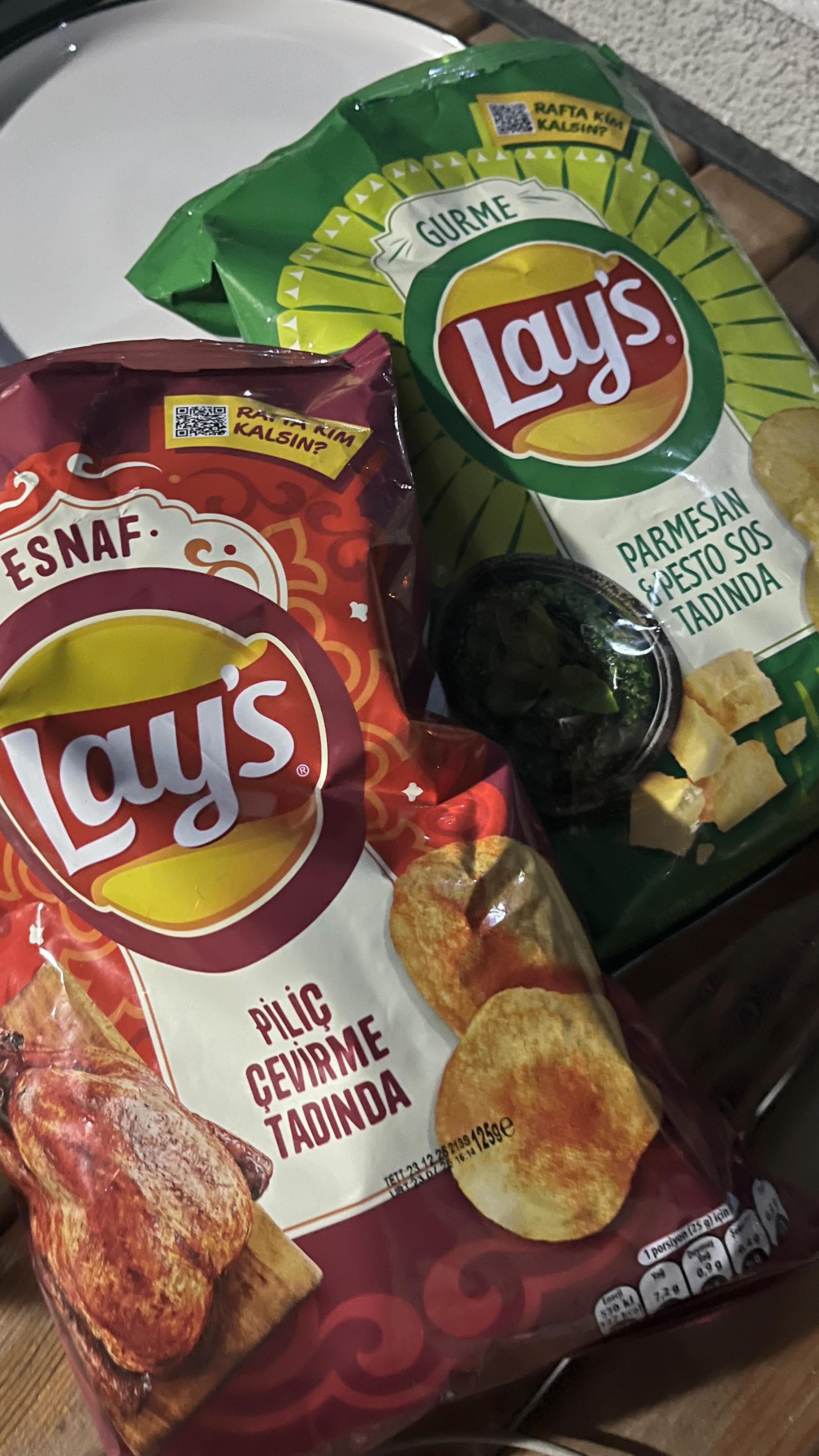 Instagram post by @ilaydacftc_2524 for Lay's. Caption reads: @lays ile parmesan &pesto sos cips ve piliç....