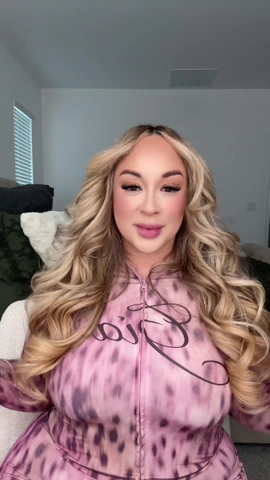 TikTok post by @leslie.slay for FoxyBae Hair. Caption reads: @FoxyBae Hair 💖 #foxybae #hairtok #hairtools....