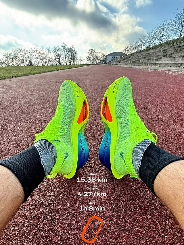 Instagram post by @running_devil for Beats by Dre. Caption reads: [...] 

👟: @nike Alphafly 3 
🎧: @beatsbydre....