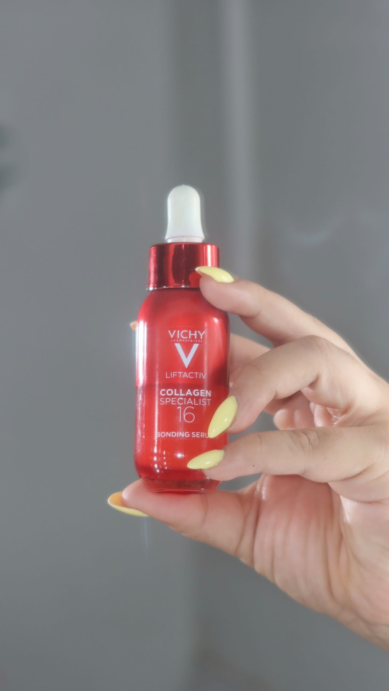 Instagram post by @brithanyryce for Vichy Laboratoires. Caption reads: Hace poco conocí a alguien especial.

Constante,....
