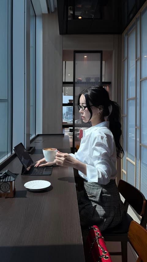 Instagram post by @surisuy for Marriott Bonvoy. Caption reads: [...] city staycation ✨ 서울 도심에서 @marriottbonvoy,....