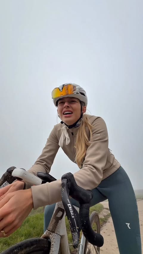 Instagram post by @juliaalinaschlr for Insta360. Caption reads: anzeige / chasing QOMs - you know the pain will....