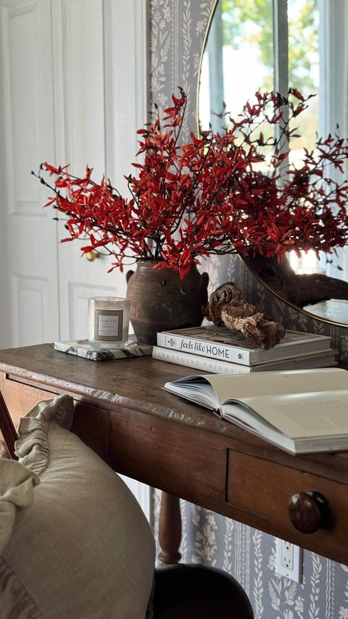 Instagram post by an influencer for Décors Véronneau. Caption reads: Bringing the beauty of fall in with....