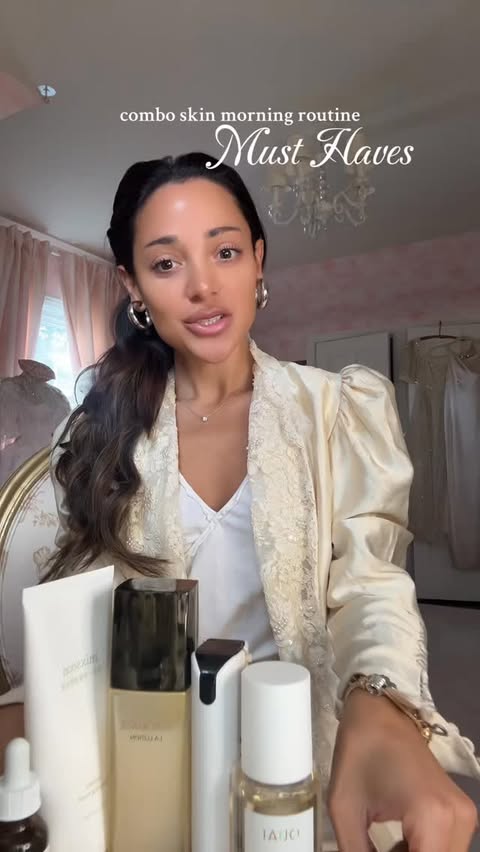 Instagram post by @gabi for OneSkin. Caption reads: [...] products for combo skin 🧖🏼‍♀️....