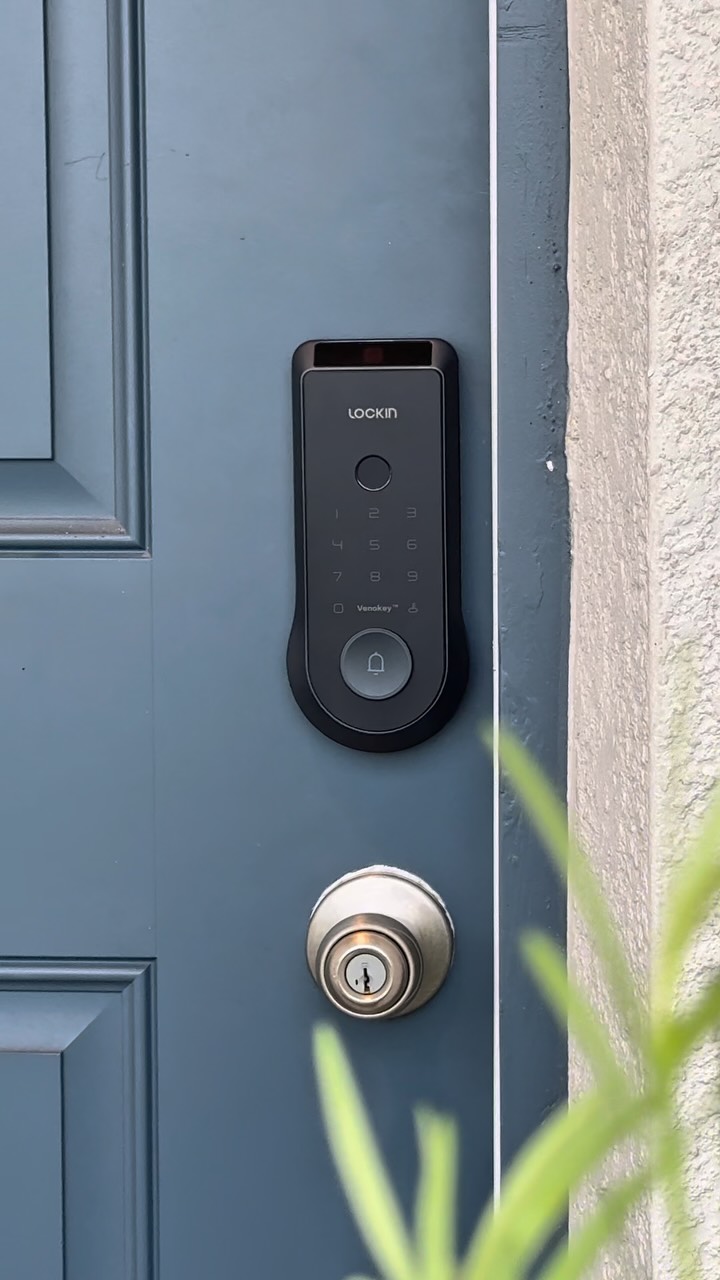 Instagram post by @carolinaabdala for Lockin. Caption reads: With the new Lockin Veno Pro, getting into your....