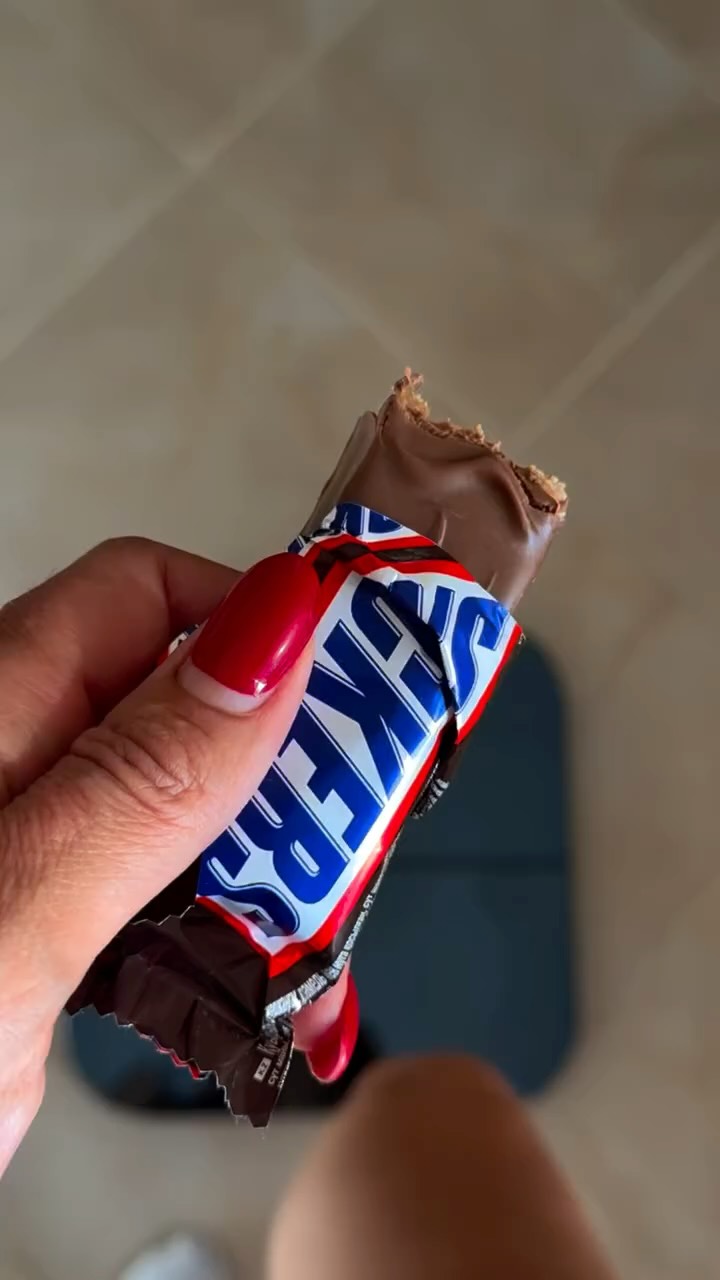 Instagram post by @tolqueen_tolkyn for Snickers. Caption reads: Ты не ты, когда голоден 😉.